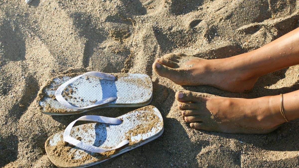 He showed a trick to fix flip flops and it went viral