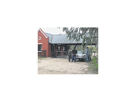 Un nuevo asalto en un country, esta vez con el asesinato deun empresario que fue sorprendido cuando dormía juntoa su esposa.