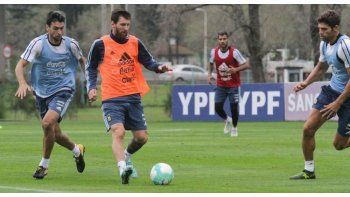 Messi toca, Pastore lo marca.