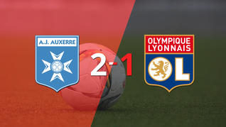 auxerre consiguio una victoria en casa por 2 a 1 ante olympique lyon