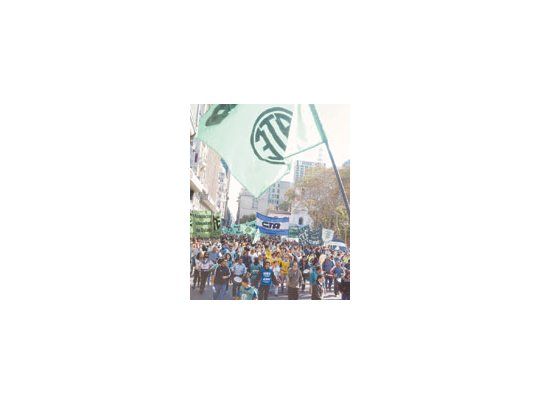 Empleados públicos, hospitalarios, docentes y bancarios, lanzados a paros y Movilizaciones a los que se suman gremios menores y hasta los estudiantes secundarios, conformando un cuadro de alta conflictividad social.