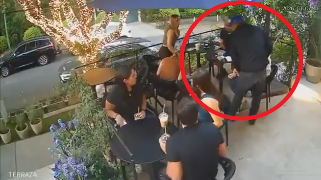 El momento exacto del asalto en el restaurante.