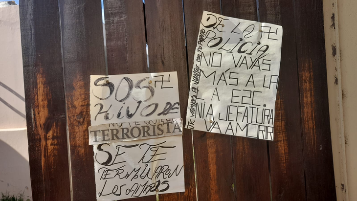 Los carteles con amenazas que aparecieron en la pared de la casa de la víctima, Susana Montoya. Los carteles con amenazas que aparecieron en la pared de la casa de la víctima, Susana Montoya.