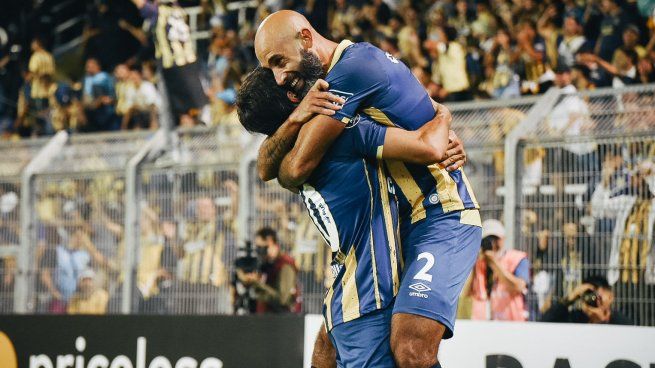 Abrazo. Rosario Central ganó un partido clave en su debut de Copa Libertadores.