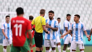 Nicolás Otamendi dialoga con el árbitro Glenn Nyberg durante el partido ante Marruecos, en el que el Sub 23 vivió un verdadero papelón en el debut en los Juegos Olímpicos de París 2024.