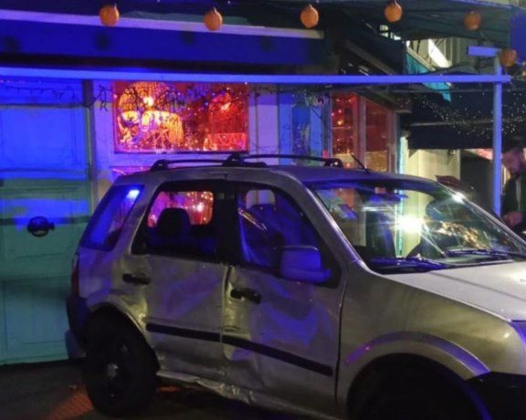 El conductor que protagonizó el siniestro, un hombre de 45 años, se dio a la fuga de acuerdo con el relato de los ocupantes. 