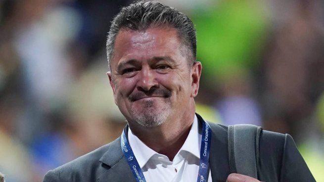 El máximo goleador de Curz Azul, Carlos Hermosillo, está en desacuerdo con la convocatoria de jugadores naturalizados. Po eso se opone al llamado del argentino Germán Berterame.