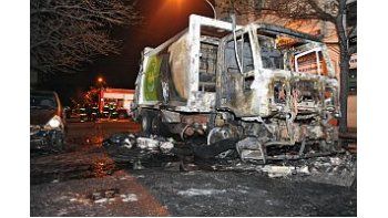 Así quedó el camión de recolección de residuos que se inecndió y propagó el fuego a otros vehículos.
