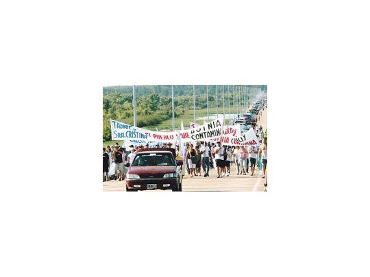 Los ambientalistas realizaron una protesta a pie y otra náutica contra la aparición de la mancha sobre el río Uruguay. Se sumaron vecinos de Colón y Concordia.