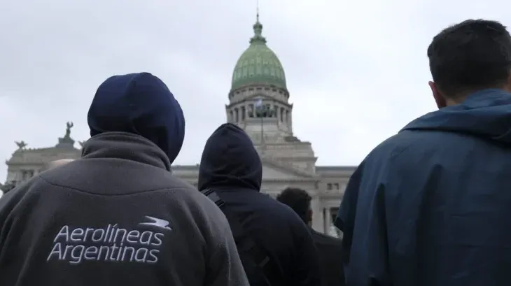 Trabajadores de Aerolíneas Argentinas reclamaron frente al Congreso contra la privatización.