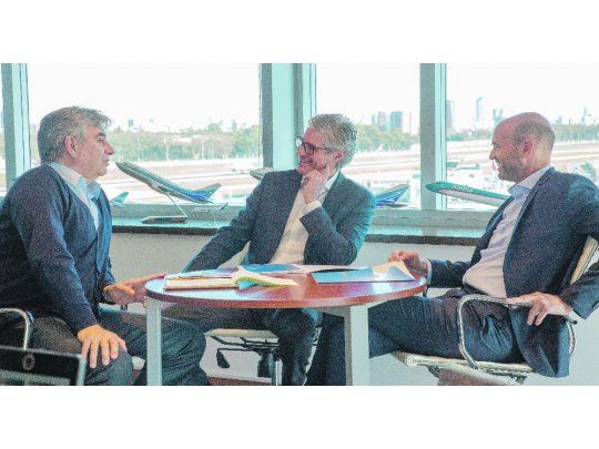 Cumbre. Mario Dell’Acqua, Luis Malvido (centro) y Guillermo Dietrich, ayer en las oficinas del Aeroparque.