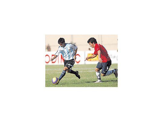 Maximiliano Moralez supera a Dagoberto Currimilla. La Selección Sub-20 empató sin goles con Chile en un partido muy peleado, y sigue con expectativas de clasificar para el Mundial y los Juegos Olímpicos.