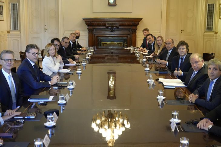 Javier Milei junto a Giorgia Meloni en Casa Rosada.