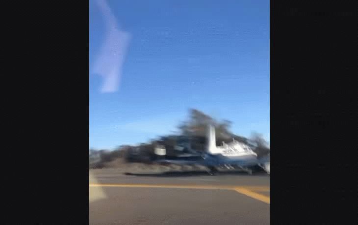 Captan el choque entre una avioneta y un auto en una autopista de EEUU