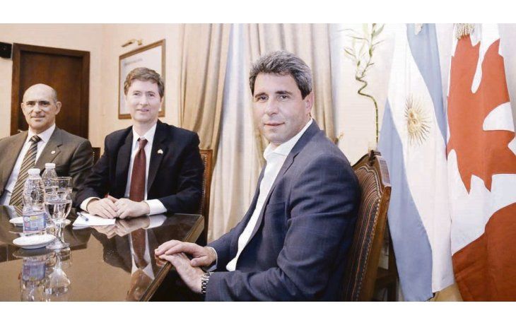 Contacto. El gobernador Sergio Uñac se reunió ayer con el embajador de Canadá, Robert Fry, en el marco de la expo minera.