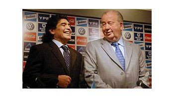 Maradona quiere reunirse con Grondona.