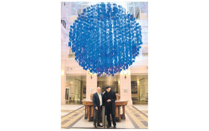 ámbito.com | El ministro Hernán Lombardi y el artista Julio Le Parc, quien donó su magnífica obra “La esfera azul” al CCK.