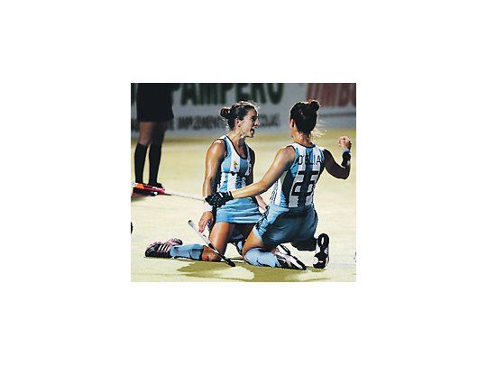 El abrazo de Las Leonas tras derrotar a Sudáfrica y ganar el Cuatro Naciones que se jugó en Paraná.