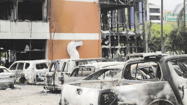 CAOS. La Fiscalía de Santa Cruz fue atacada por manifestantes que reclamaban la liberación de Luis Fernando Camacho.