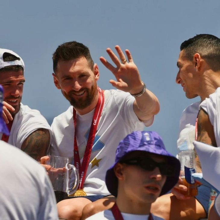 Los festejos de los jugadores de la Selecci n en plena caravana