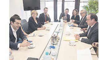 El primer ministro griego, Alexis Tsipras; la canciller alemana, Angela Merkel; el tiular de la CE, Jean-Claude Juncker; y el presidente francés, François Hollande, ayer en Bruselas. Horas cruciales en la negociación.