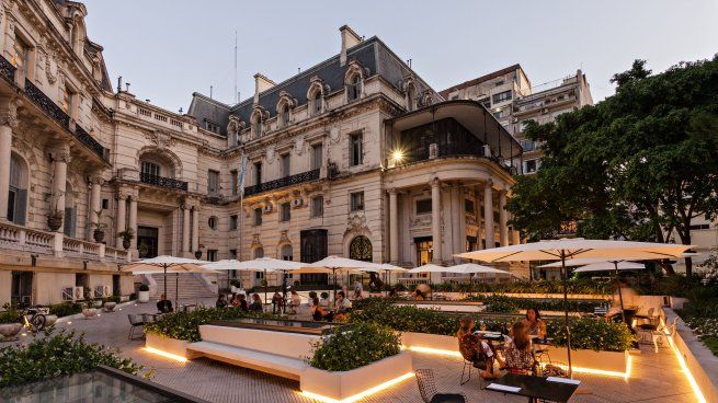 Una pausa entre historia y sabor: las meriendas en Croque Madame Palacio Paz se viven rodeadas de elegancia y arquitectura francesa.