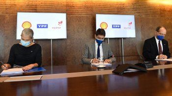 El CEO de YPF, Sergio Affronti, la presidenta de Equinor Argentina, Nidia Álvarez y el presidente de Shell Argentina, Sean Rooney, firmaron un&nbsp; acuerdo preliminar.