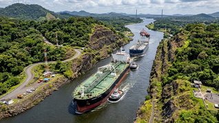 El bloqueo del Estrecho de Ormuz altera el comercio mundial de petróleo y obliga a buscar nuevas rutas energéticas. América Latina podría beneficiarse del alza de precios del crudo.