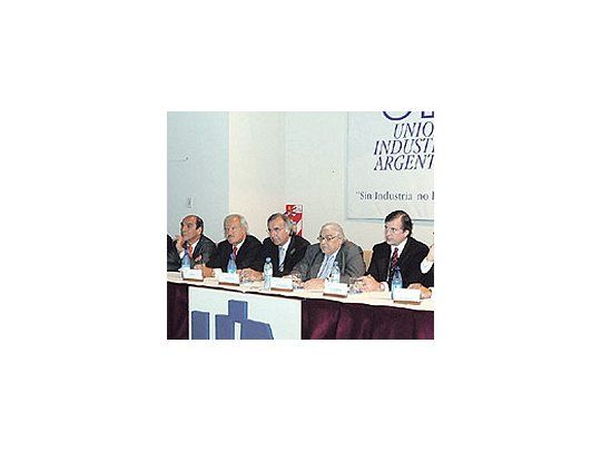 La cúpula de la UIA durante la presentación de un plan para apoyar a las pymes, que se entregará al Ejecutivo y al Legislativo a partir de la semana próxima.