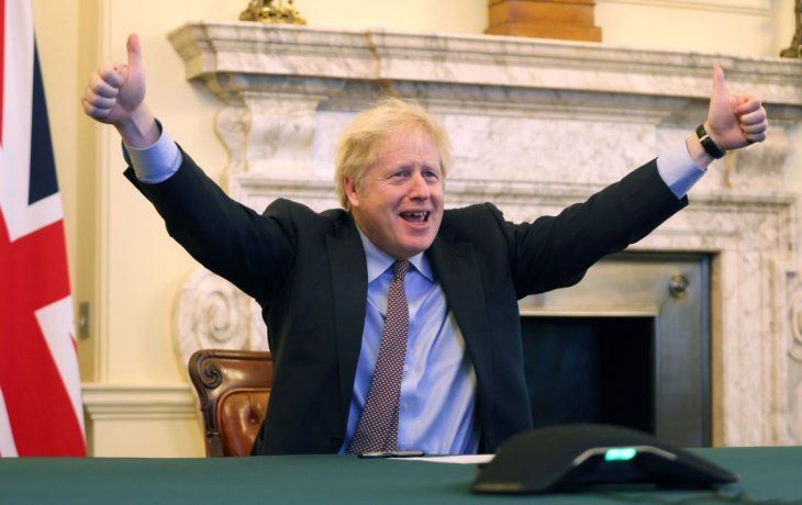 El primer ministro británico, Boris Johnson, se quedó brevemente sin palabras este lunes, cuando perdió el hilo en sus notas durante un discurso.