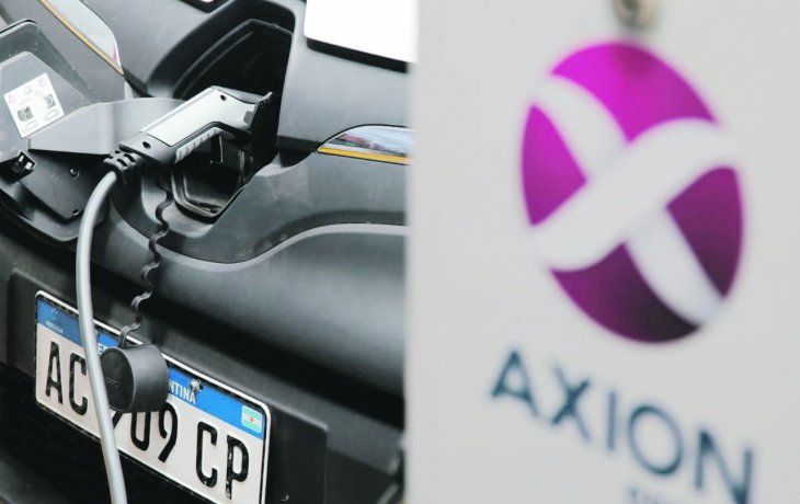 Enchufados. La utilización de autos eléctricos es una tendencia que gana espacio en todo el mundo. En Argentina empezaron a fabricarse.