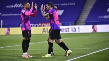 Ángel Di María se saluda con Kylian Mbappé en el triunfo de PSG que lo devolvió a la cima del torneo francés.