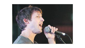 El inglés James Blunt hace una mezcla muy digerible entre rock, pop y folk, respaldado en una banda clásica.
