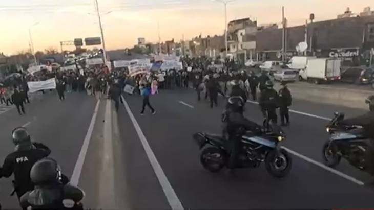 Desde las 7 de la mañana, trabajadores de la feria La Salada interrumpieron el tránsito en ambas manos de Camino Negro. 