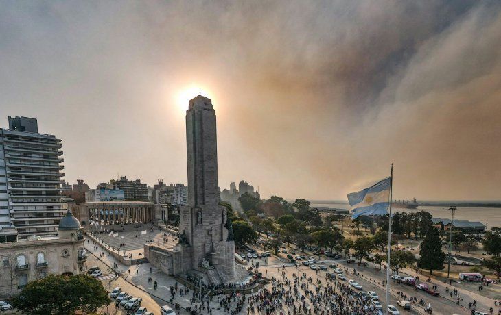 Lluvia de cenizas y humo sobre Rosario por incendios en las islas: alertan por la gran cantidad de pastizales secos