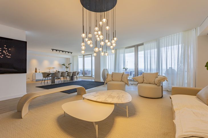 Living de un departamento de alta gama en Punta del Este, con diseño contemporáneo, espacios integrados, mobiliario premium y vista abierta al mar, uno de los productos más demandados en la temporada Living de un departamento de alta gama en Punta del Este, con diseño contemporáneo, espacios integrados, mobiliario premium y vista abierta al mar, uno de los productos más demandados en la temporada
