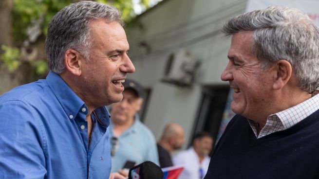 El candidato del Frente Amplio, Yamandú Orsi, se cruzó en Colonia al referente del Partido Colorado, Pedro Bordaberry.