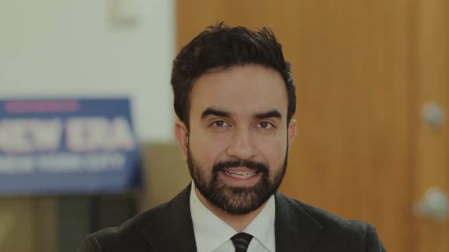 Zohran Mamdani explica los derechos de los inmigrantes frente a redadas de ICE.