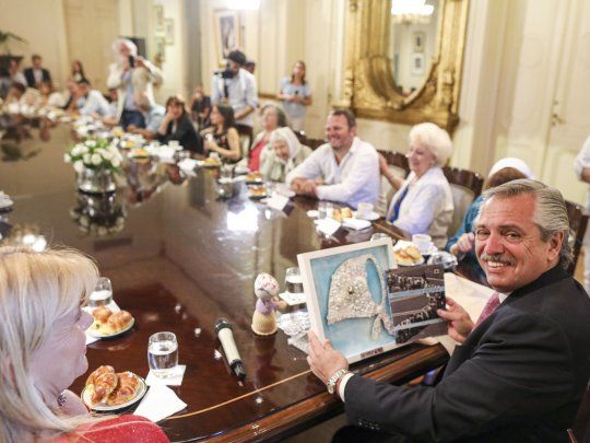 Compromiso. Alberto Fernández, ayer en Casa Rosada, con referentes de organismos de Derechos Humanos a quienes ratificó su “compromiso inquebrantable” con la causa que defienden.