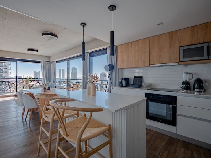 Cocina integrada con vista abierta: la luz y la conexión con el exterior potencian la sensación de amplitud Cocina integrada con vista abierta: la luz y la conexión con el exterior potencian la sensación de amplitud