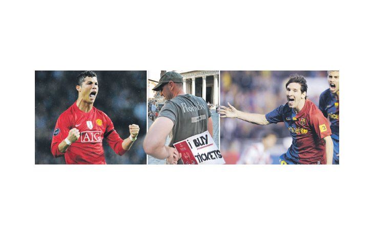 ámbito.com | Una imagen recurrente en Roma en los últimos días: fanáticos rogando por una entrada para ver a Cristiano y a Messi en la final.