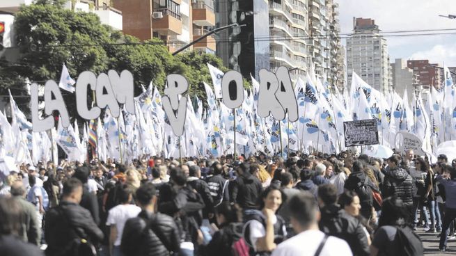 presencias. Una marcha multitudinaria  encabezó ayer La Cámpora hacia Plaza de Mayo. Organismos de DD.HH. leyeron duro documento. La izquierda, en la previa con Nicolás del Caño y Myriam Bregman.