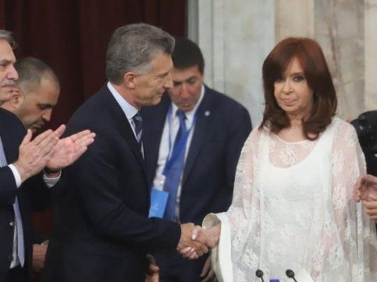 Cristina y su gesto, durante el saludo con Macri.&nbsp;