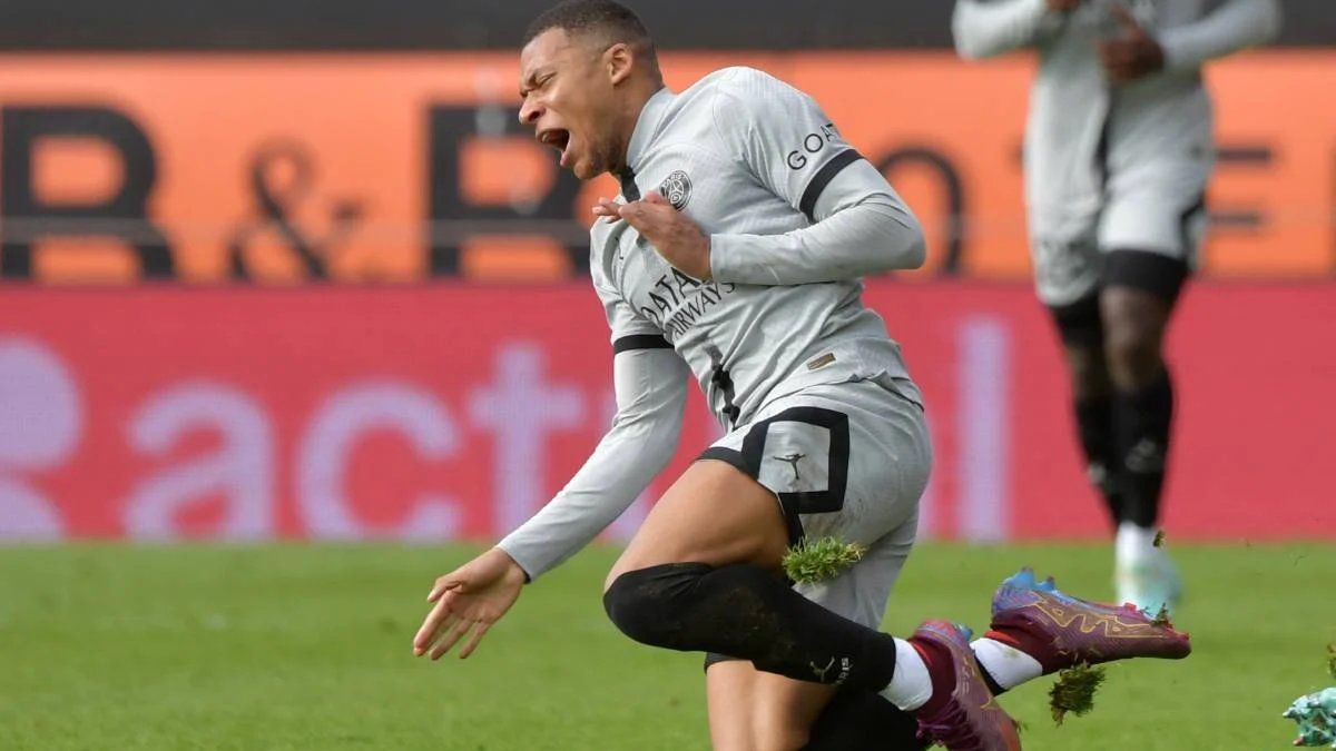 Alerta en Francia: Mbappé salió con una molestia en la victoria del PSG