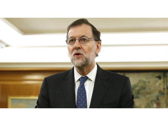 Rajoy mantiene a ministros económicos y renueva la mitad del gabinete