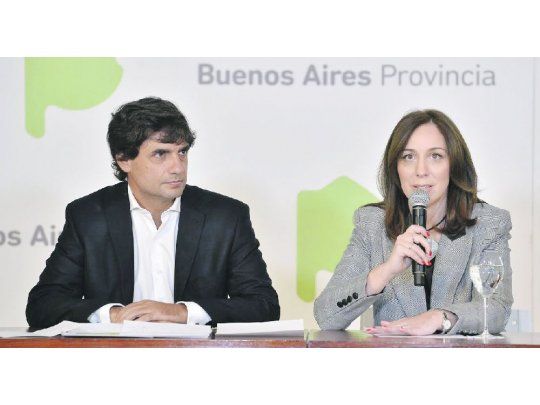 Reacción. Vidal ayer junto a su ministro de Economía, Hernán Lacunza, al anunciar medidas para “dar respuestas en los momentos difíciles que atravesaremos en los próximos meses”.