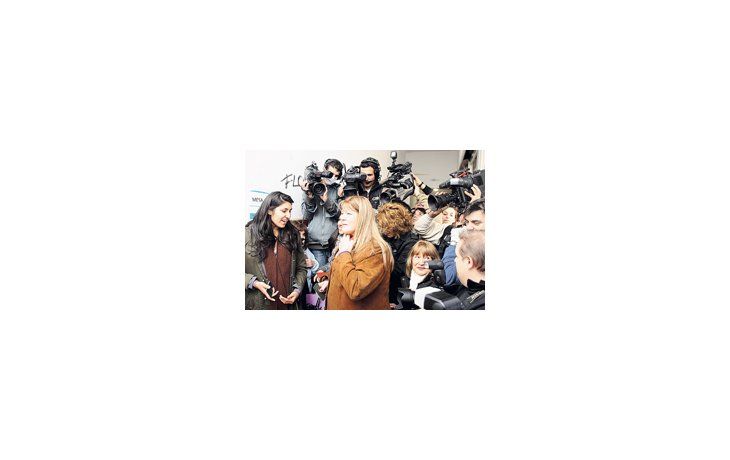 ámbito.com | Las cámaras de televisión inundaron los espacios donde los principales candidatos -en la foto, Margarita Stolbizer- llegaron a votar.