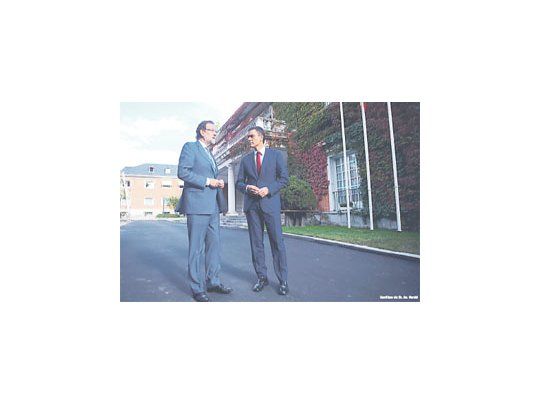 Mariano Rajoy junto a Pedro Sánchez, líder del partido socialista PSOE