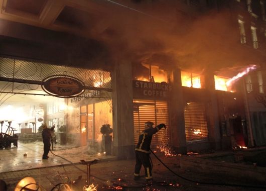 Graves incidentes en Atenas durante protesta por plan de austeridad (foto 1)