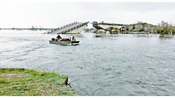 Insólito. El puente que une las ciudades correntinas de Goya y Esquina se desmoronó el sábado pasado tras una fuerte tormenta.